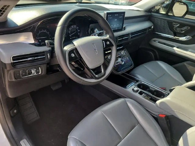 Used 2022 White Lincoln Standard image 19