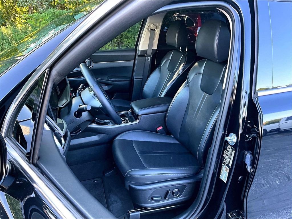 Used 2025 Black Kia S image 10