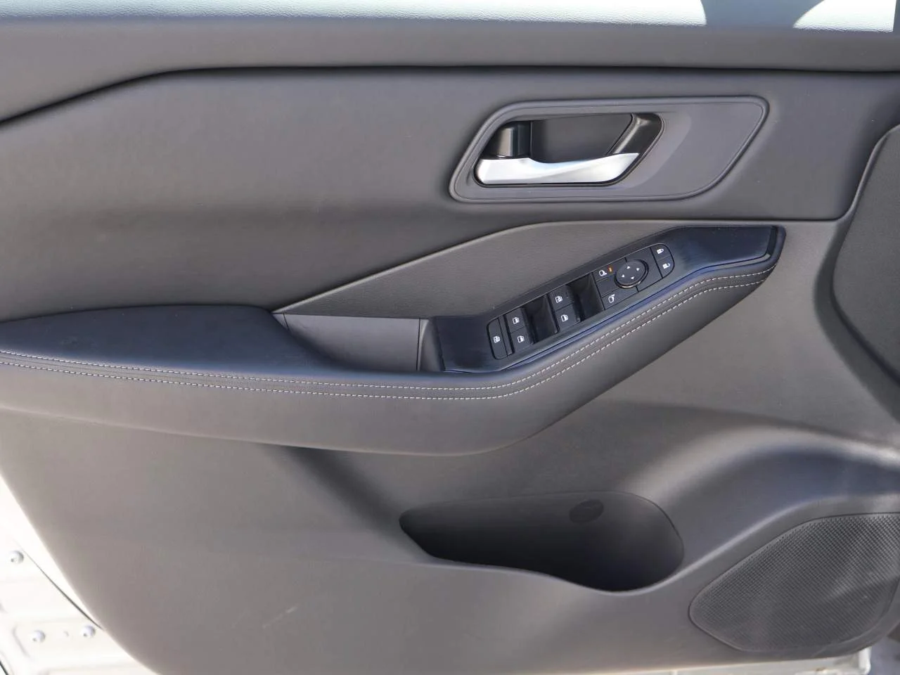 2025 Nissan Rogue SV - Photo 7