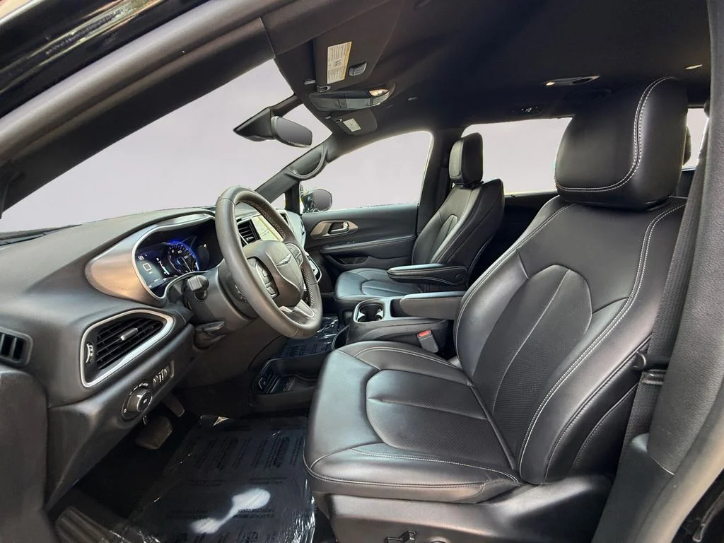 Used 2025 Black Chrysler Select image 10