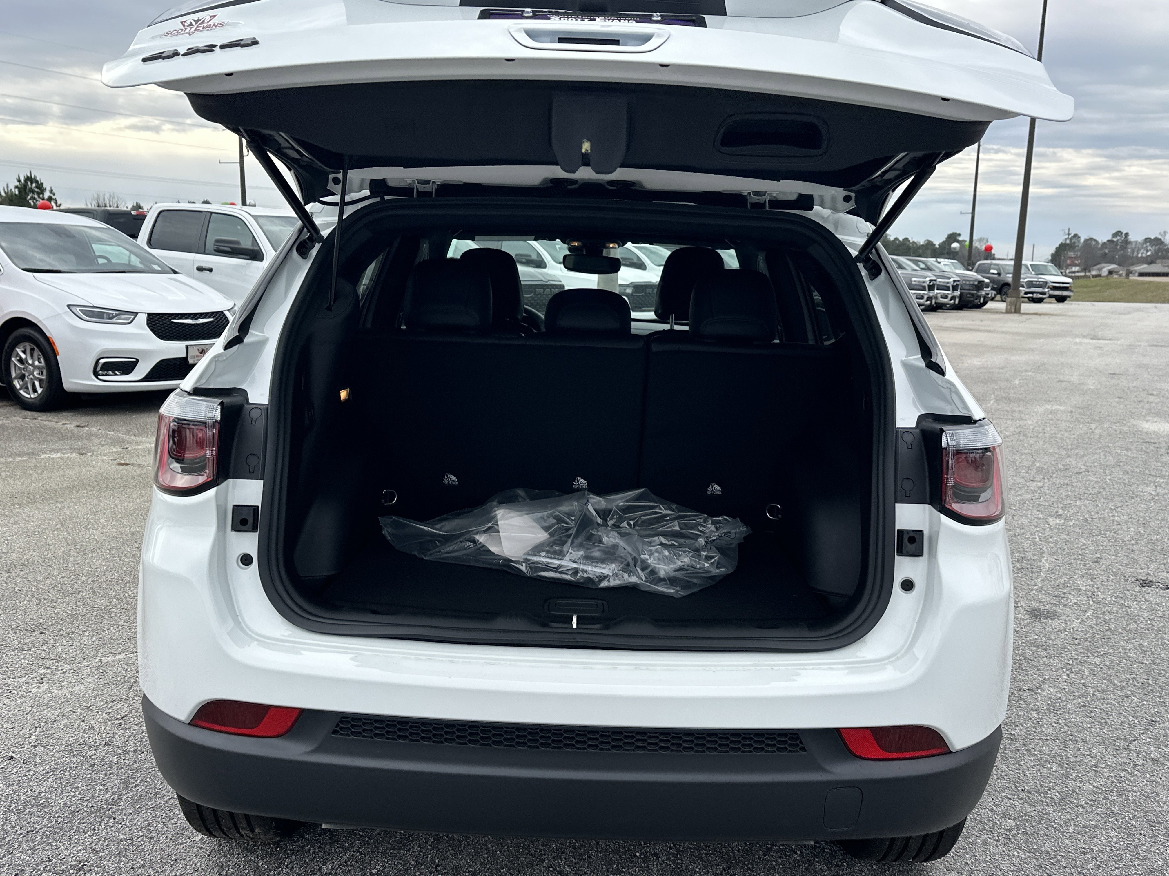 New 2026 Bright White Clear-Coat Exterior Paint Jeep Latitude Altitude image 23