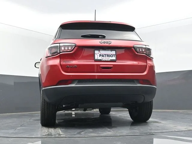 New 2026 Red Hot Pearl-Coat Exterior Paint Jeep Latitude image 44