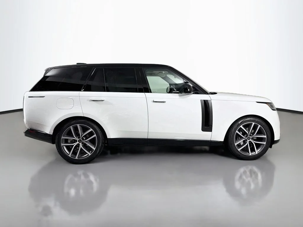 New 2027 Fuji White Land Rover SE image 4