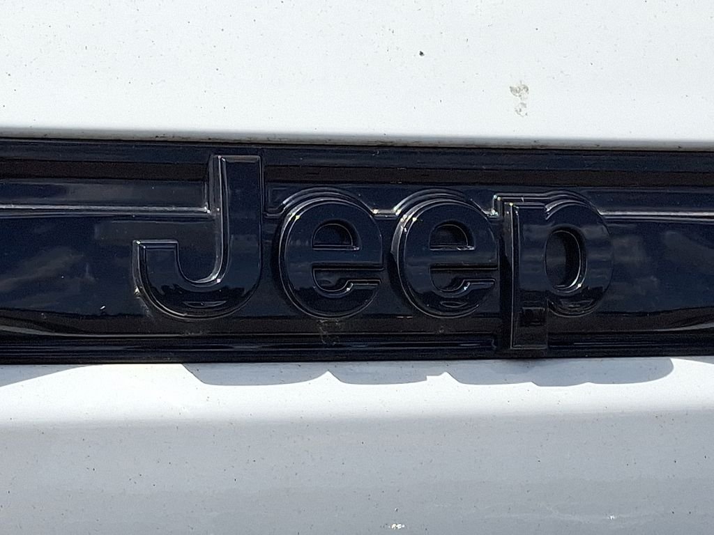 Used 2023 White Jeep Altitude X image 9