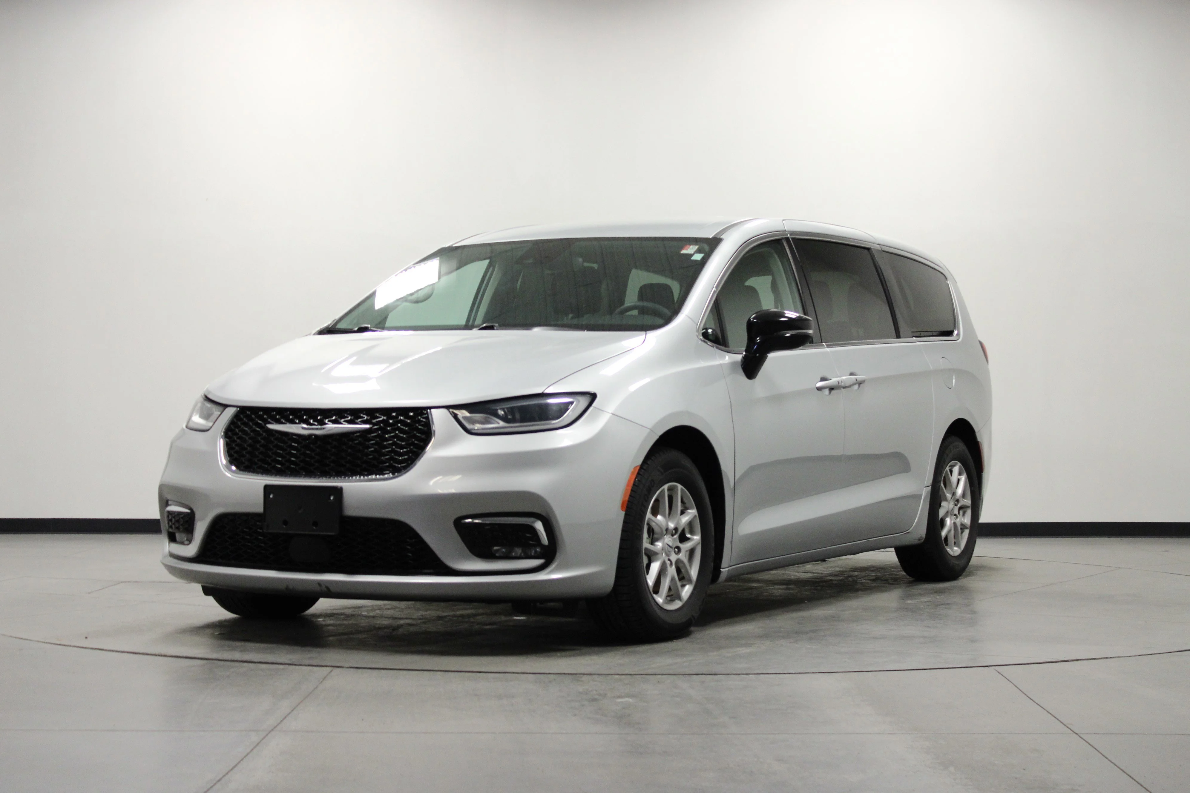 Used 2024 Silver Mist Clearcoat Chrysler Touring L image 8