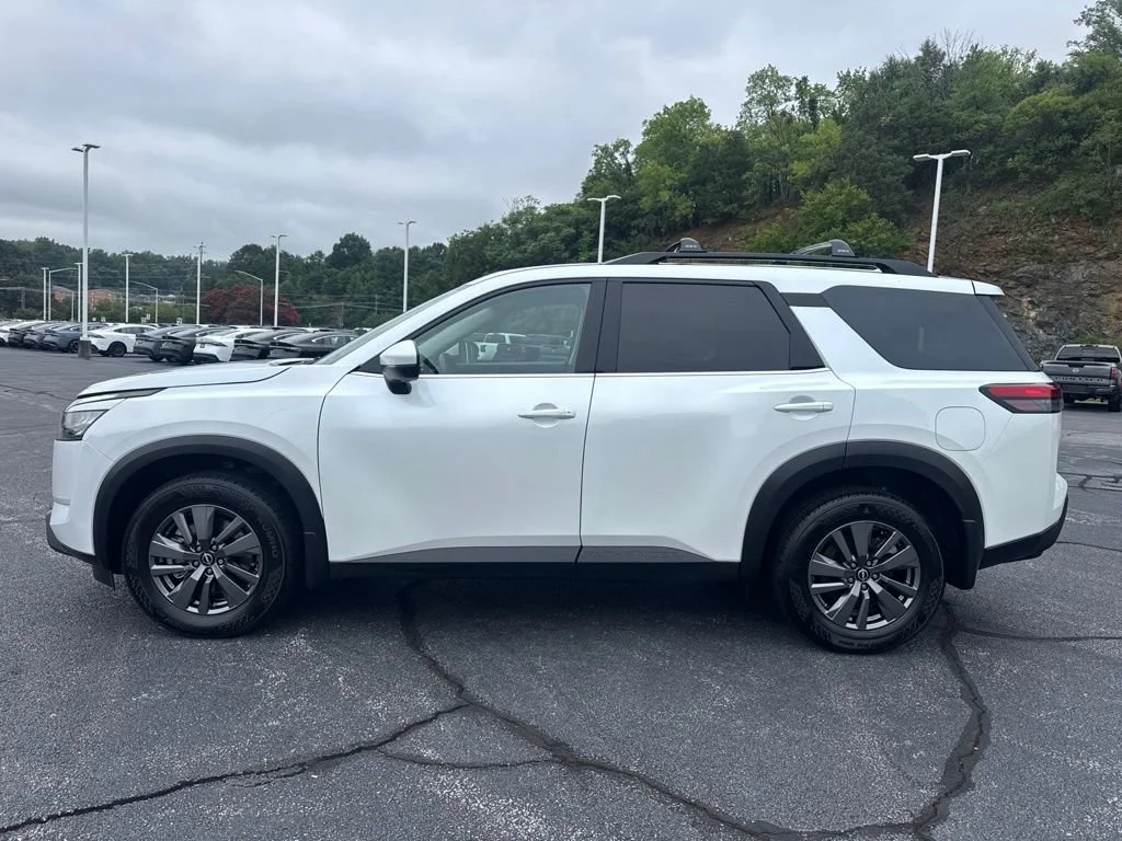 Used 2025 Everest White Nissan SV image 4
