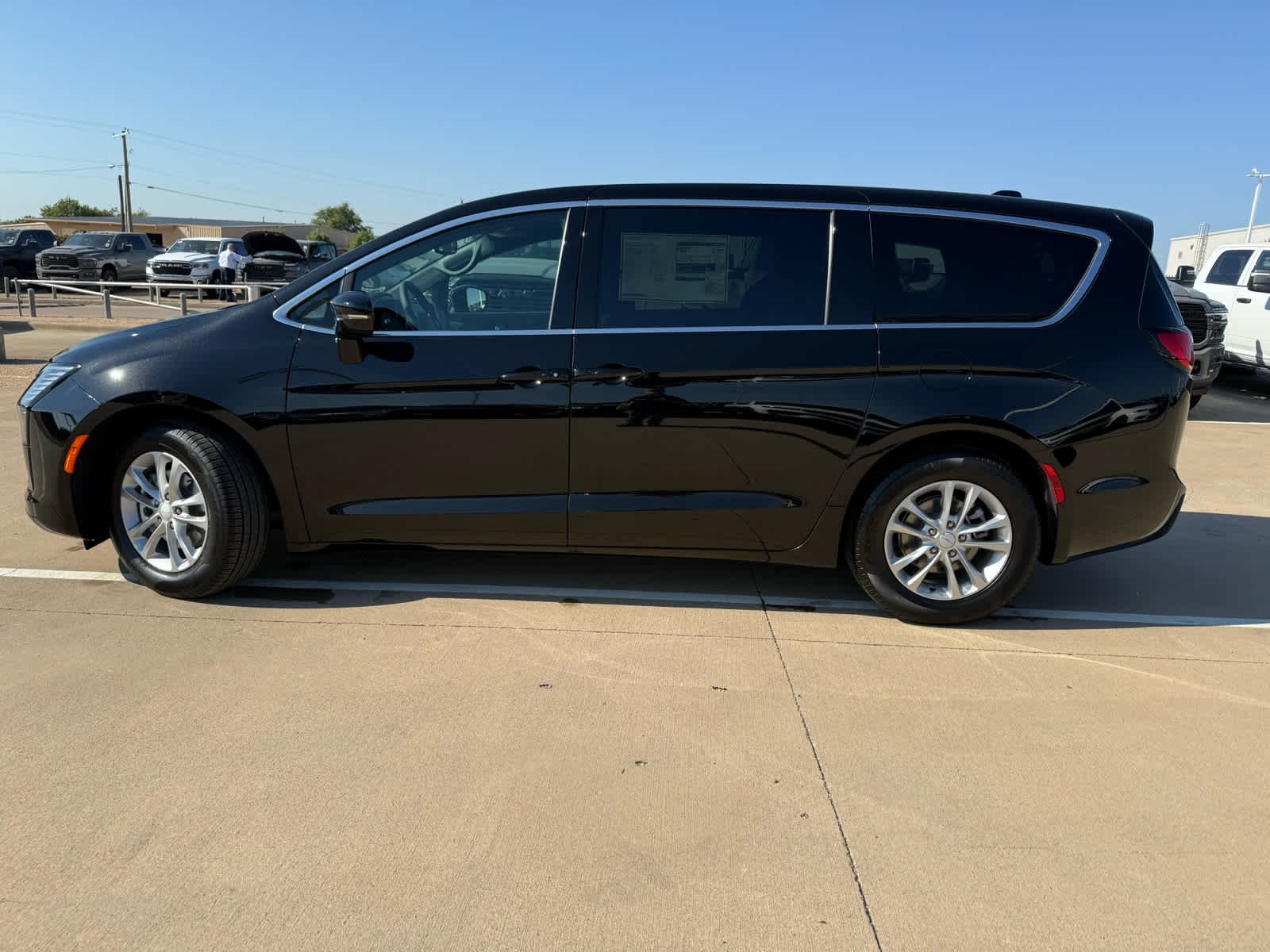 New 2027 Diamond Black Crystal Pearl-Coat Paint Chrysler Select image 9