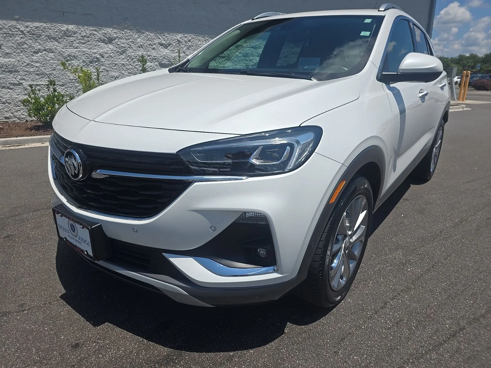 Used 2022 White Frost Tricoat Buick Essence image 2