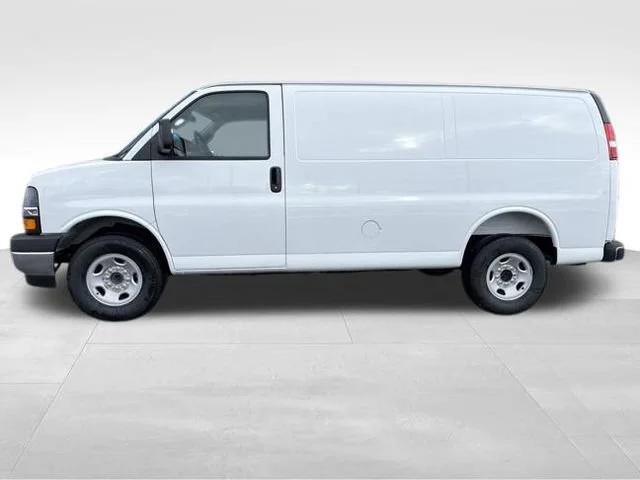 New 2026 Summit White Chevrolet WT image 2