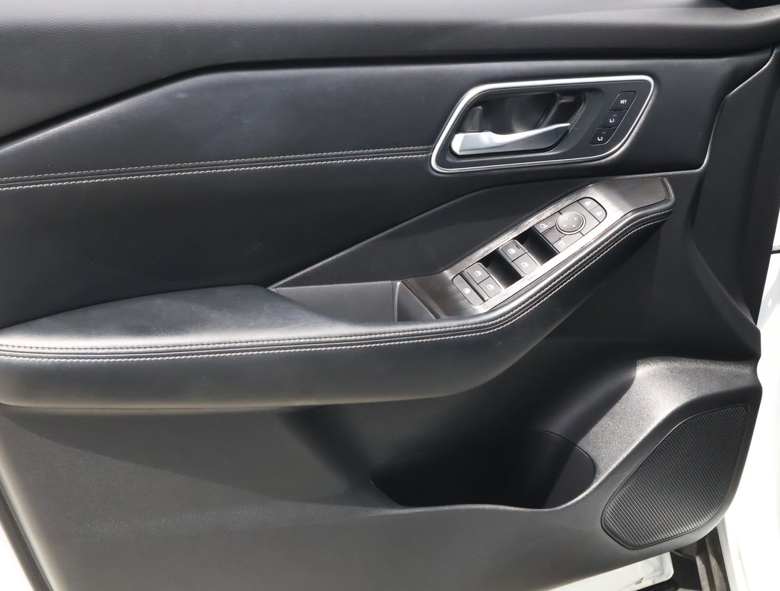 Used 2025 Everest White Pearl/Super Black Nissan Platinum image 15