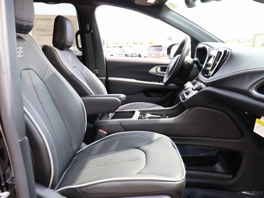 2026 Chrysler Pacifica Limited - Photo 9