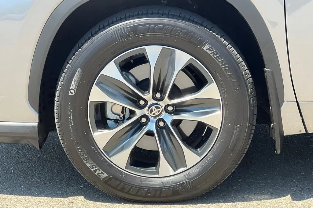 Used 2025  Toyota XLE image 31