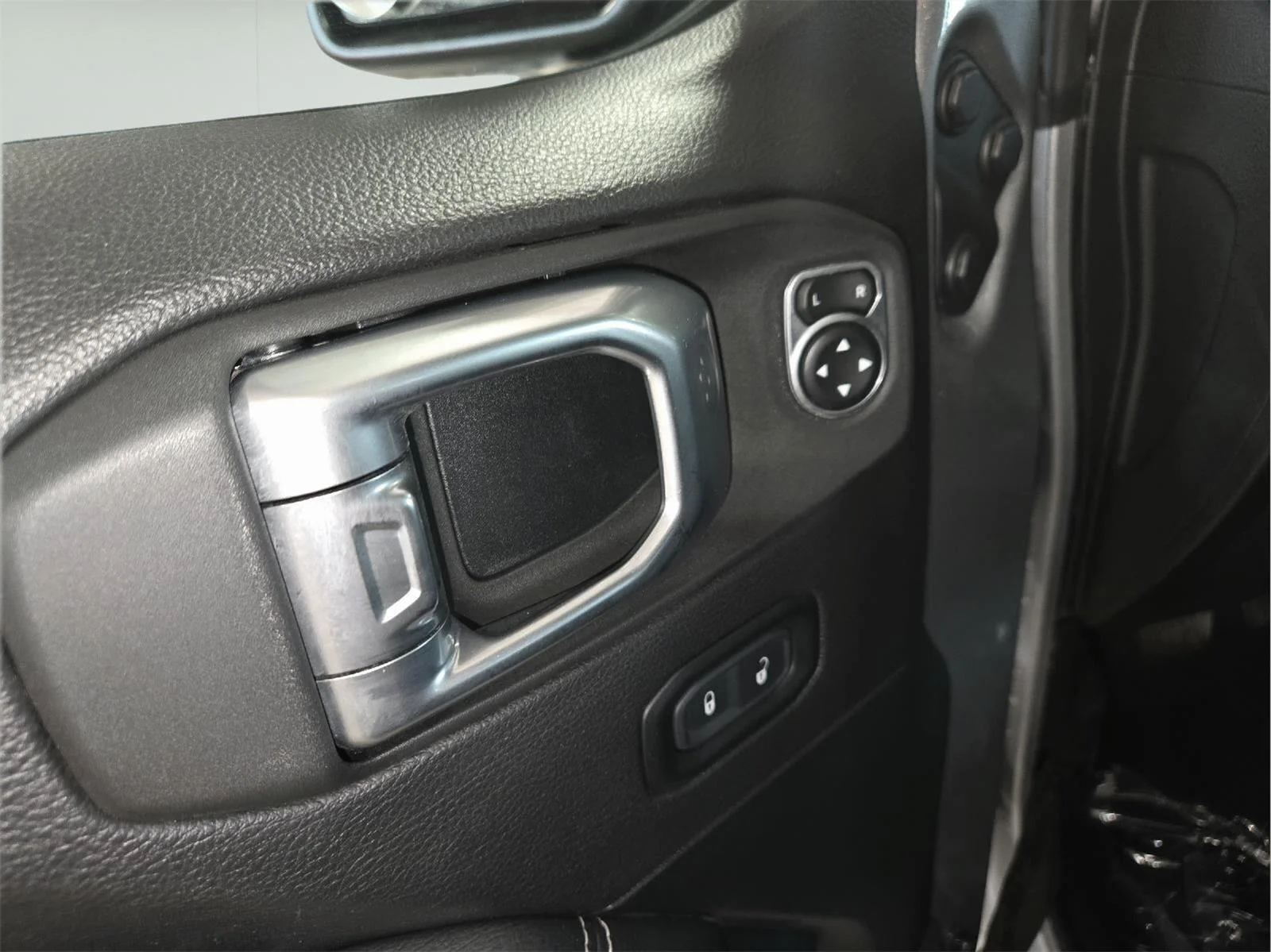 Used 2020 Billet Silver Metallic Jeep Sahara image 13