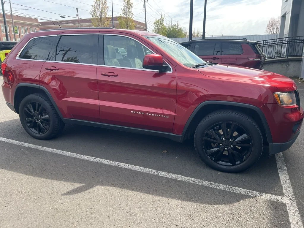 Used 2013 Red Jeep Altitude image 3