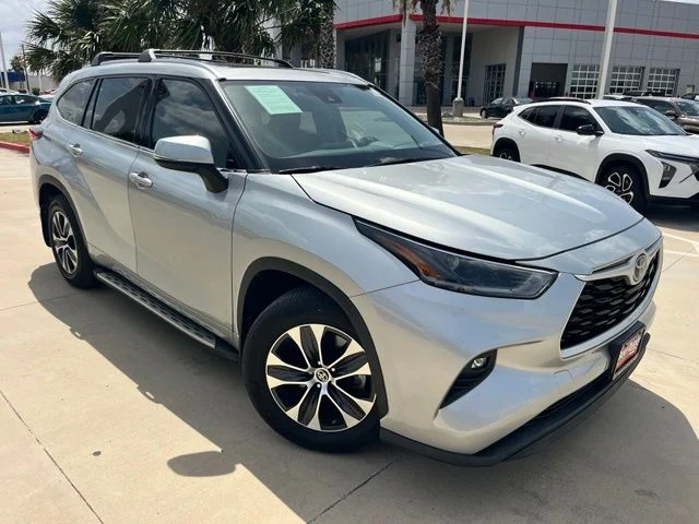 Used 2021 Silver Toyota XLE image 1