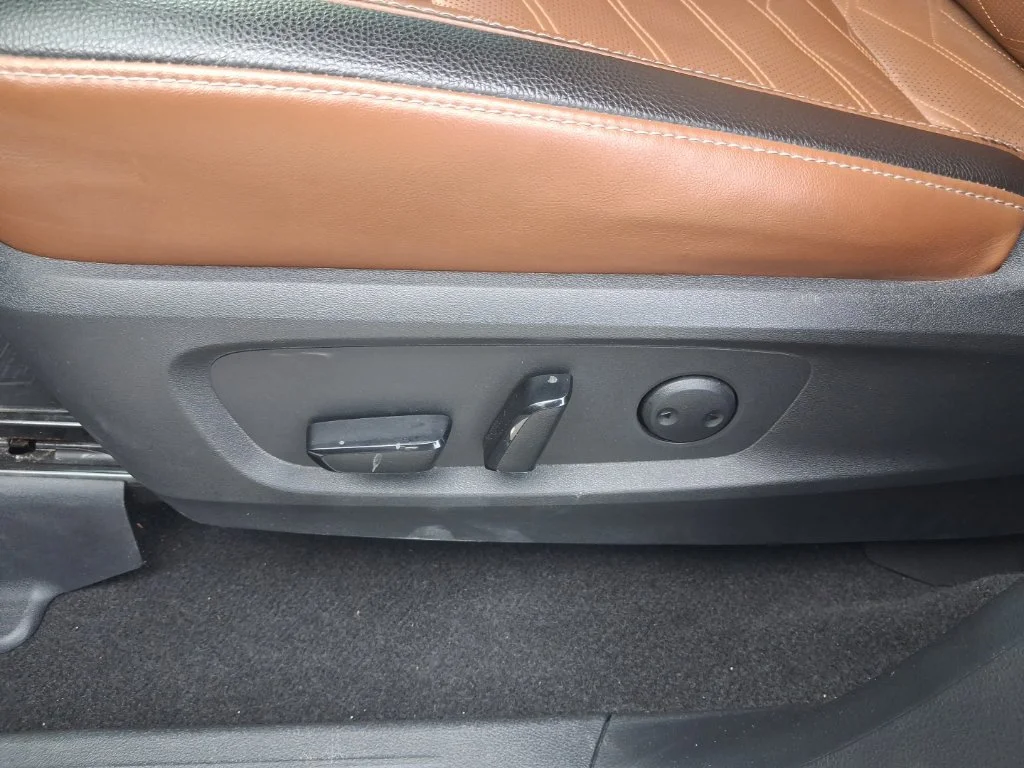 Used 2022 Silver Nissan Platinum image 24