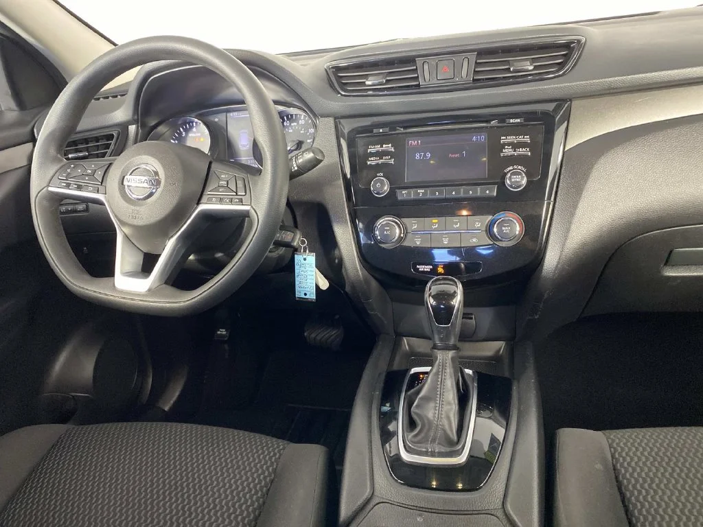 Used 2018 Caspian Blue Nissan S image 13