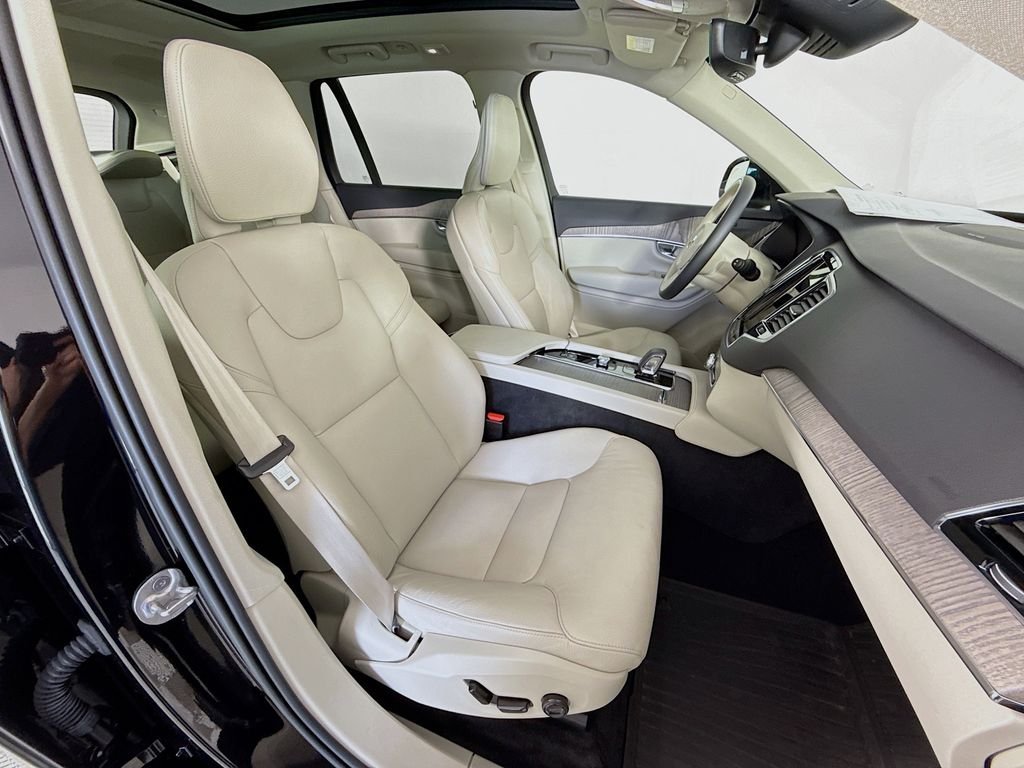 Used 2023 Black Volvo B6 Plus 6-Seater image 31