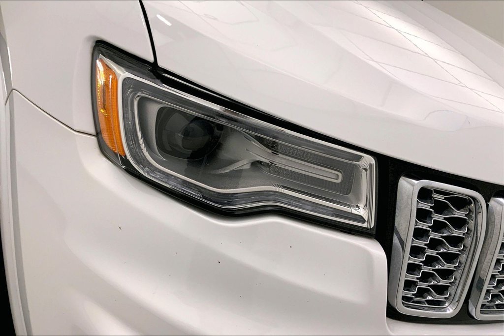 Used 2018 Ivory Jeep Overland image 27
