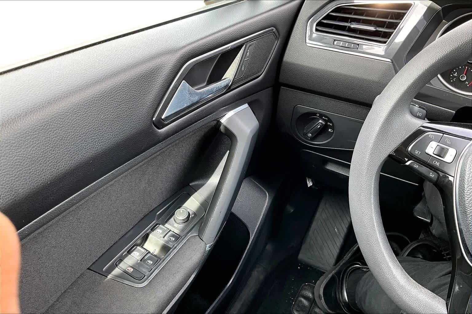 Used 2018 Deep Black Pearl Metallic Volkswagen S image 34