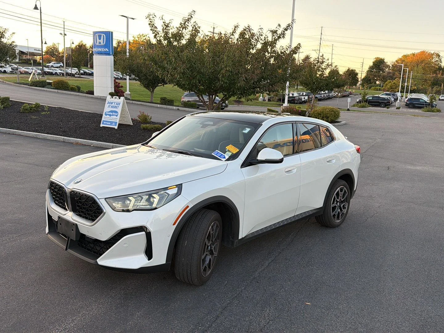 Used 2025 Mineral White Metallic BMW xDrive28i image 3