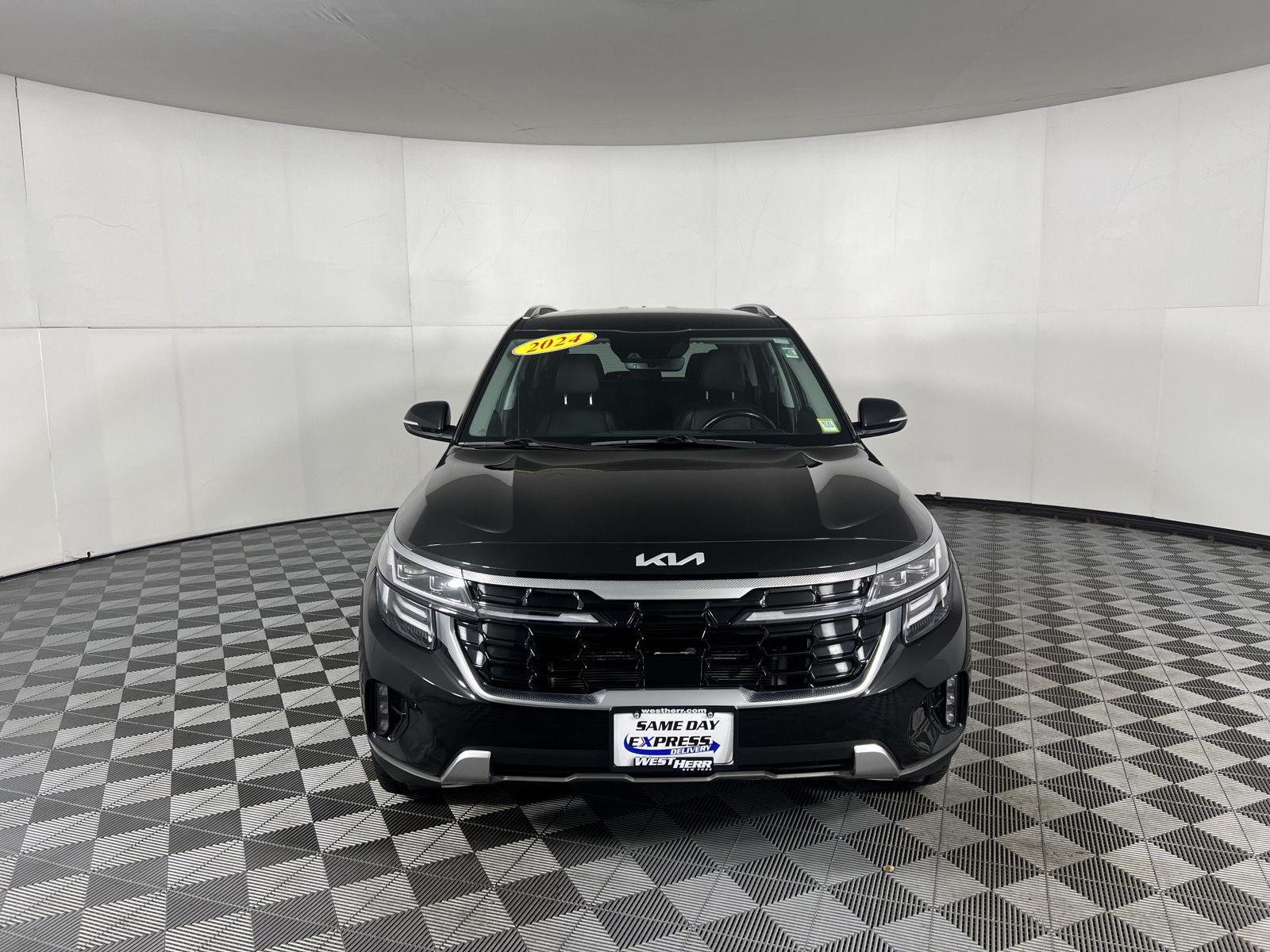 Used 2024 Fusion Black Kia SX image 2