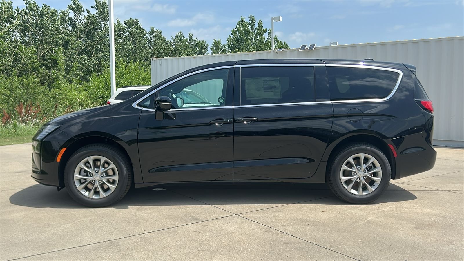 New 2027 Diamond Black Crystal Pearl-Coat Exterior Paint Chrysler Select image 7