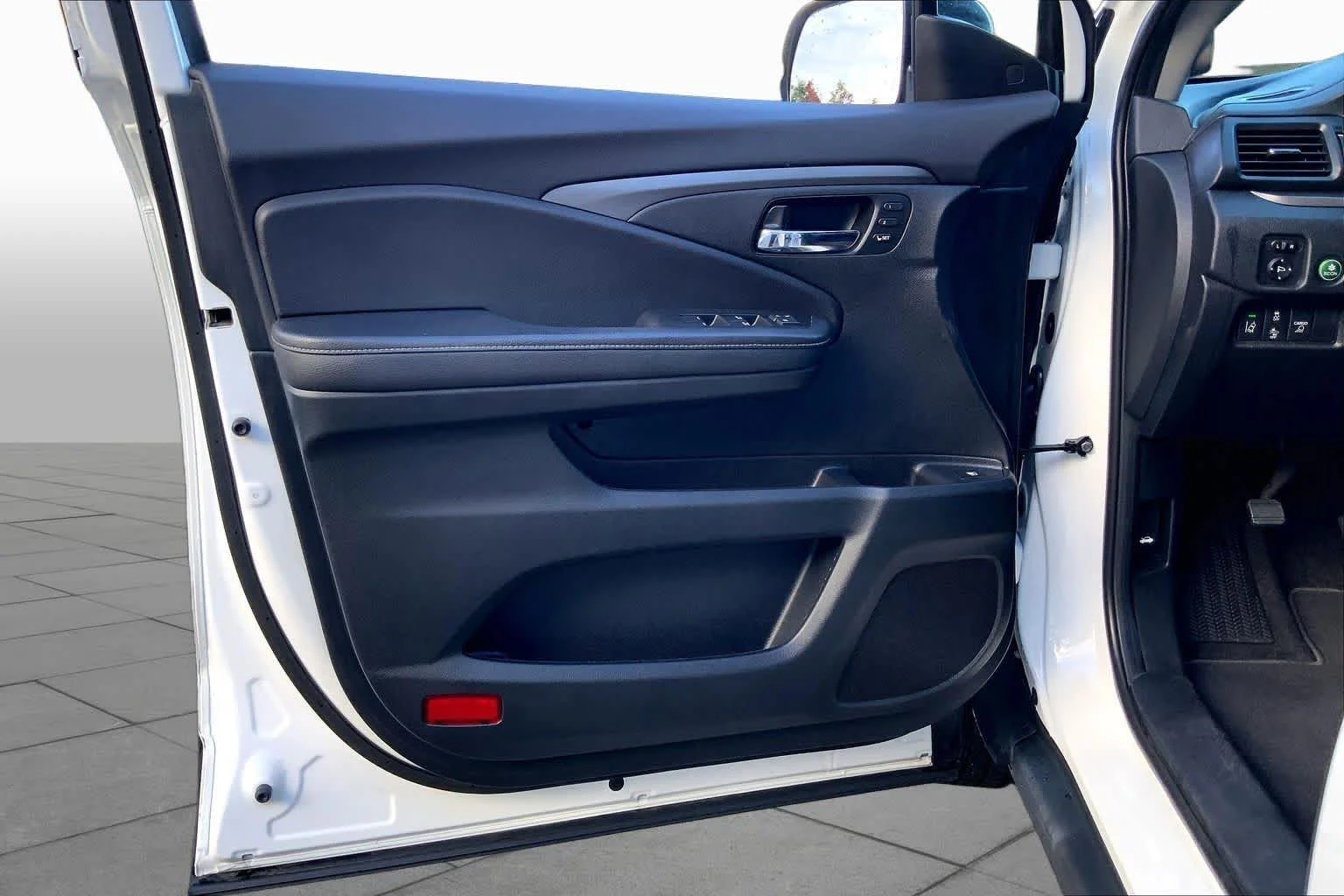 Used 2025 Platinum White Pearl Honda RTL image 22