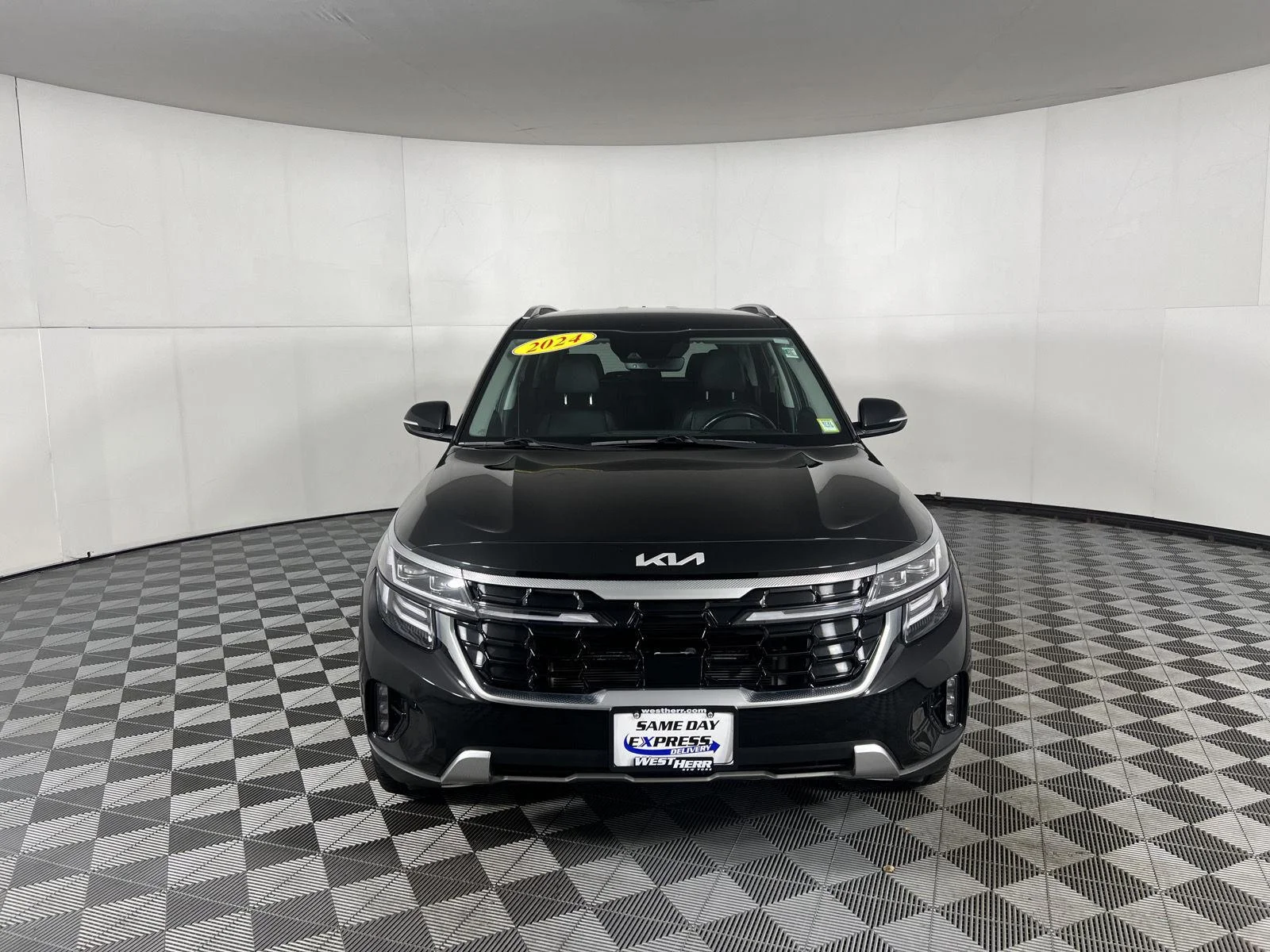 Used 2024 Fusion Black Kia SX image 2