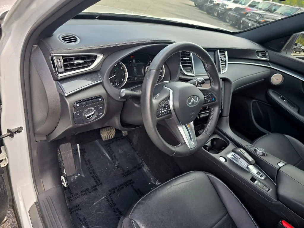 Used 2025 White INFINITI SPORT image 25