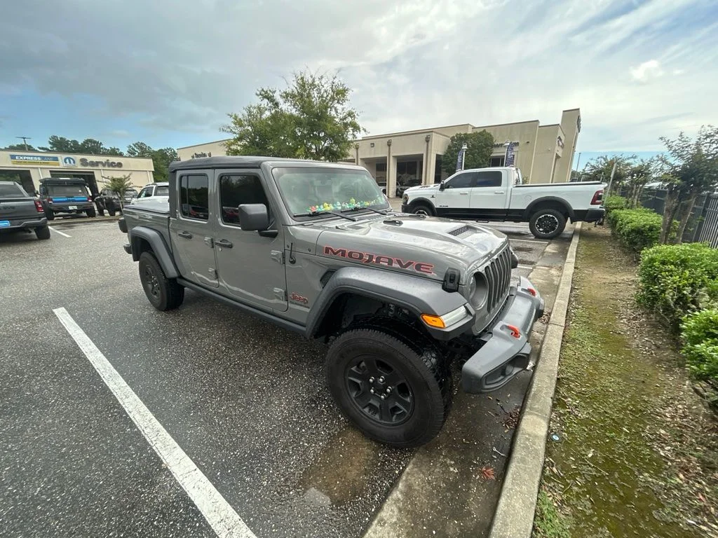 Used 2021 Gray Jeep Mojave image 3