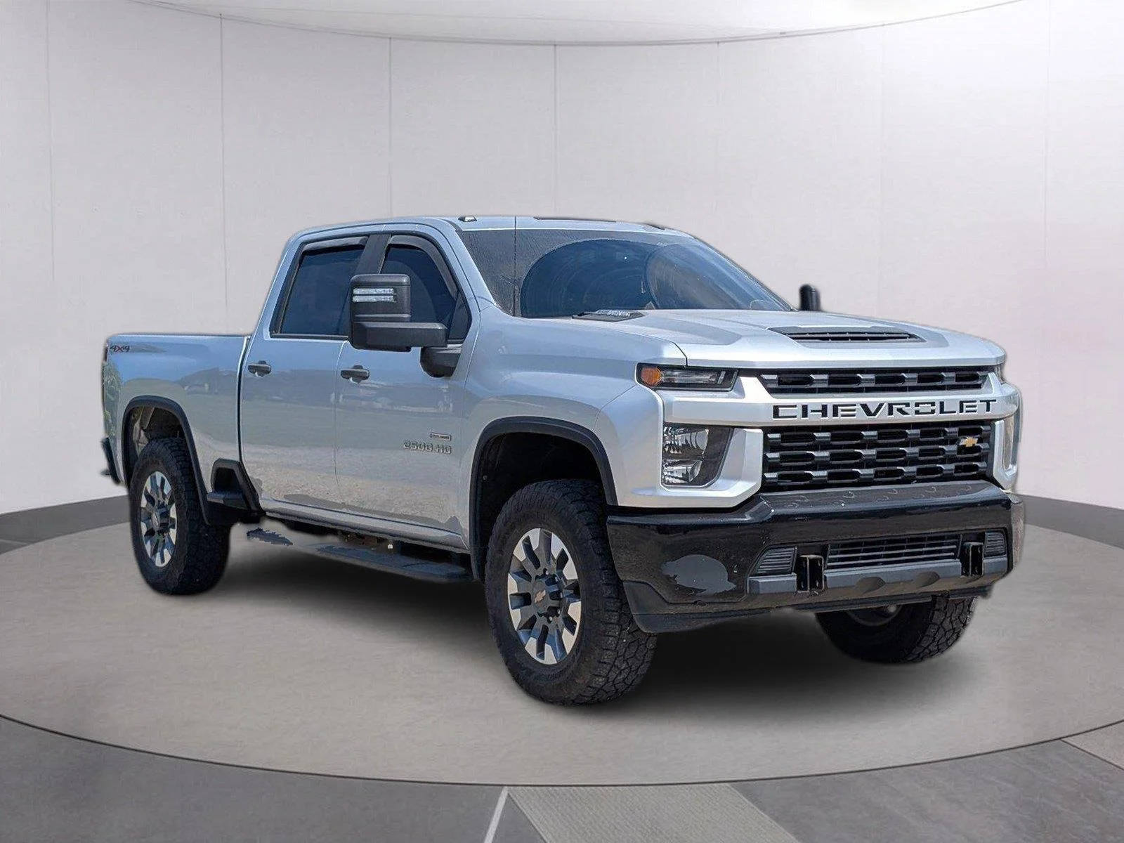 Used 2022 SILVER ICE METALLIC Chevrolet Custom image 9