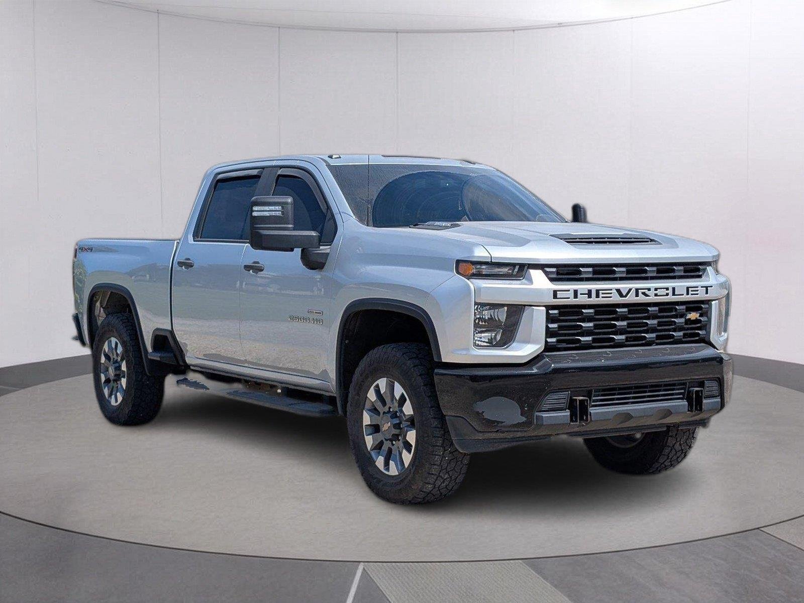 Used 2022 SILVER ICE METALLIC Chevrolet Custom image 9
