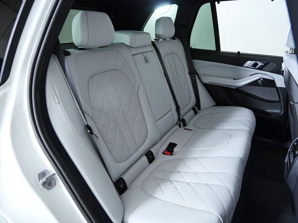 New 2026 Alpine White BMW xDrive40i image 23