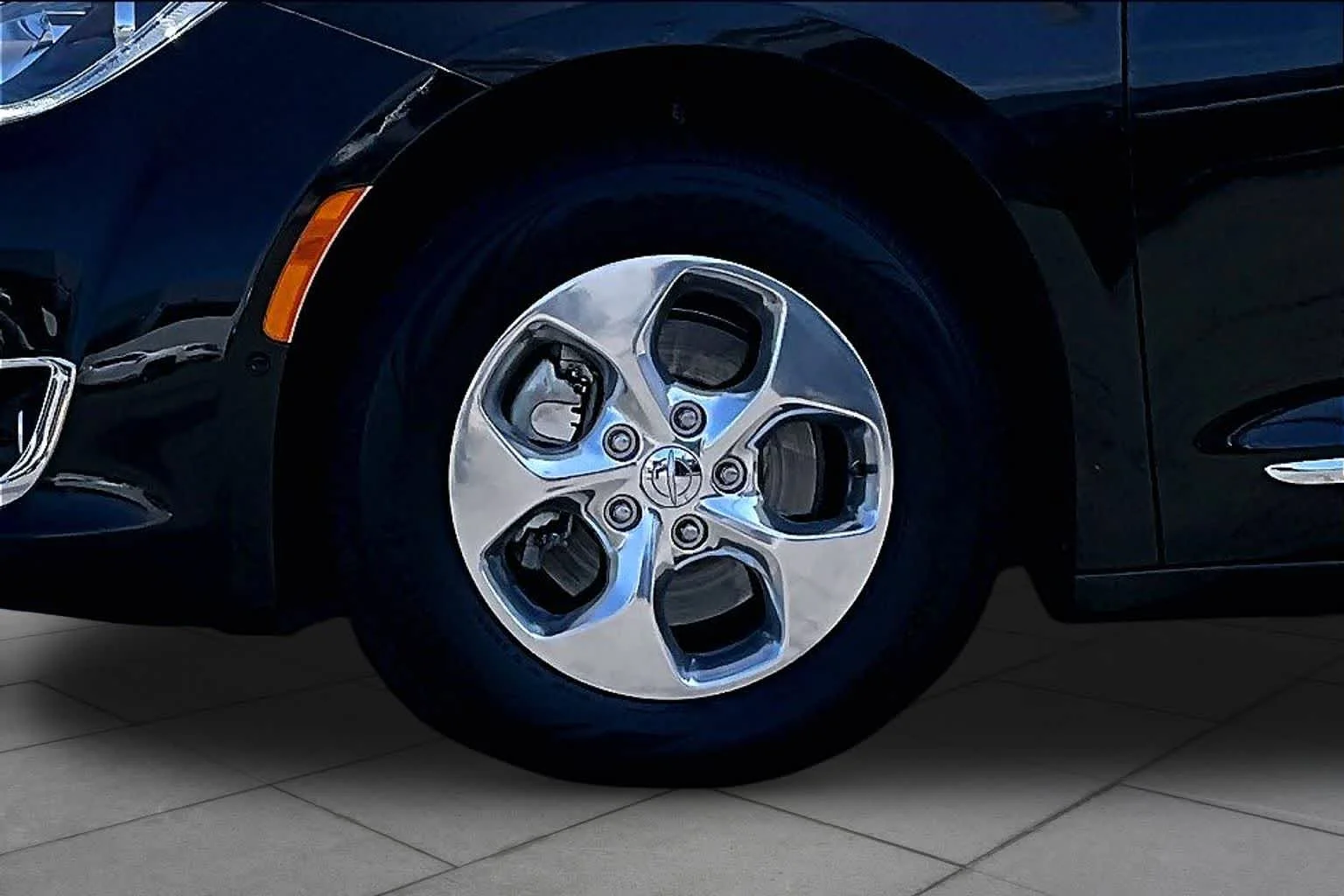 Used 2018 Brilliant Black Crystal Pearlcoat Chrysler Hybrid Limited image 10