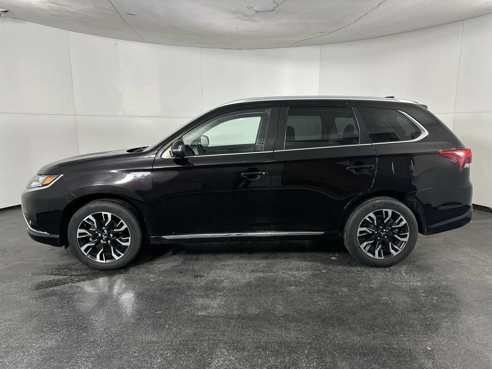 Used 2018 Black Mitsubishi SEL image 5