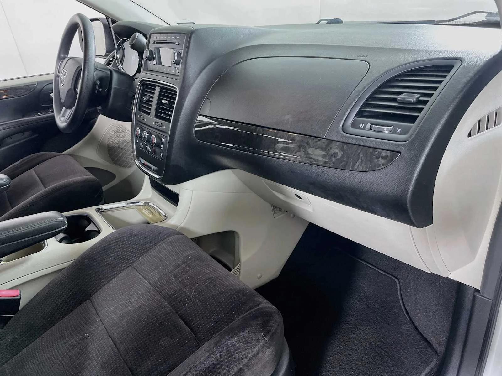 Used 2014 Bright White Clearcoat Dodge SXT image 24