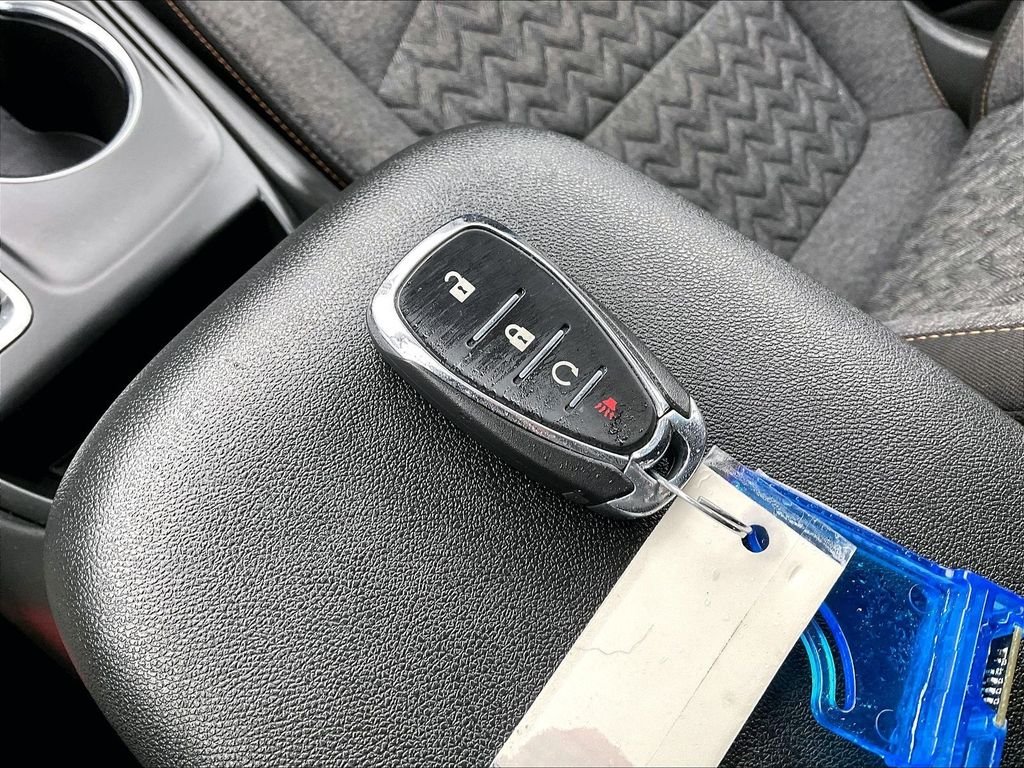 Used 2022 White Chevrolet LT image 27