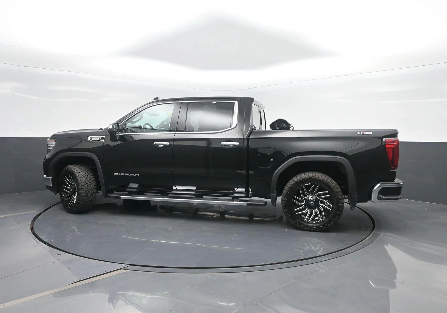 Used 2023 ONYX BLACK GMC SLT image 41
