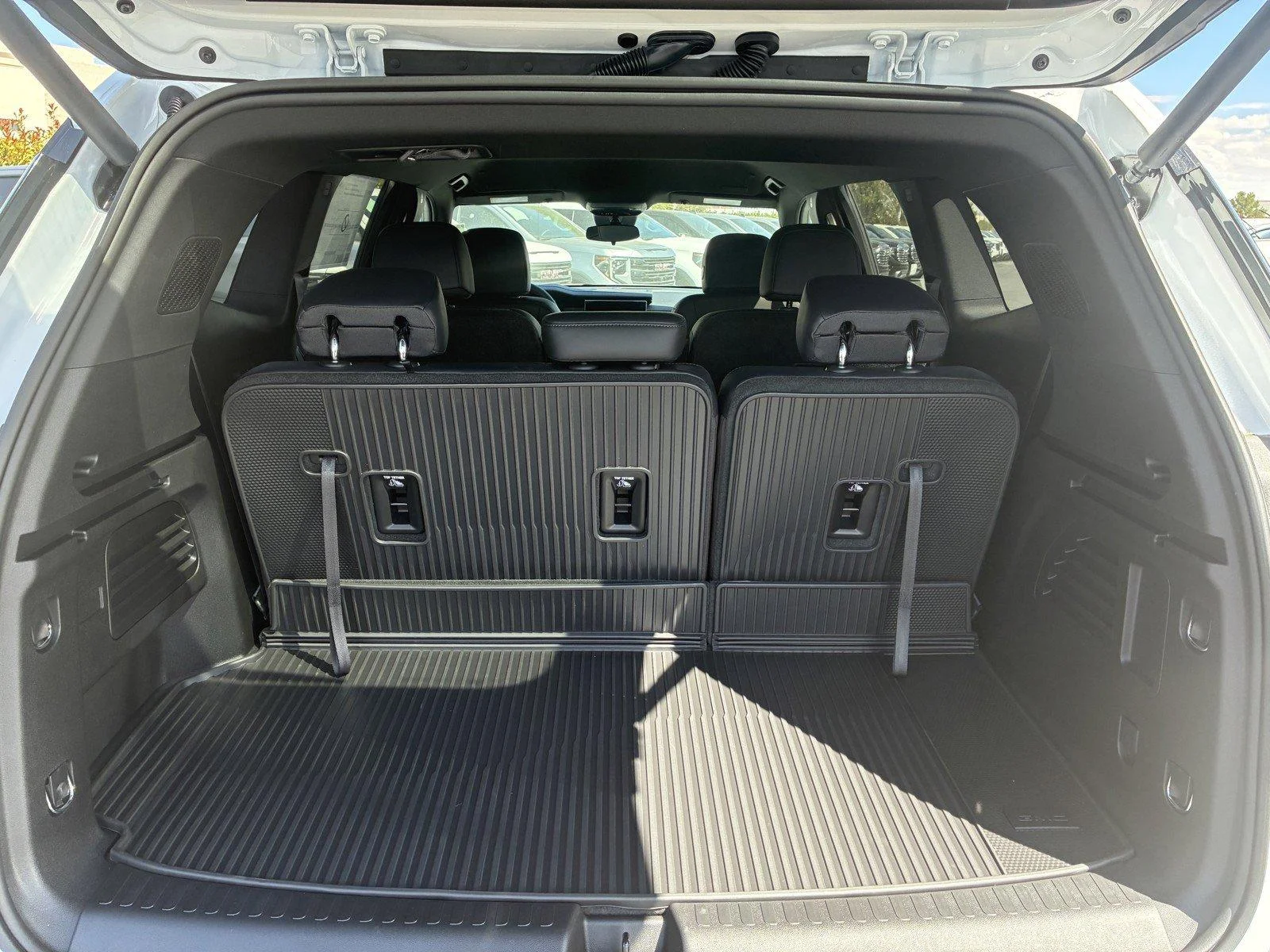 New 2027 Summit White GMC Elevation image 14