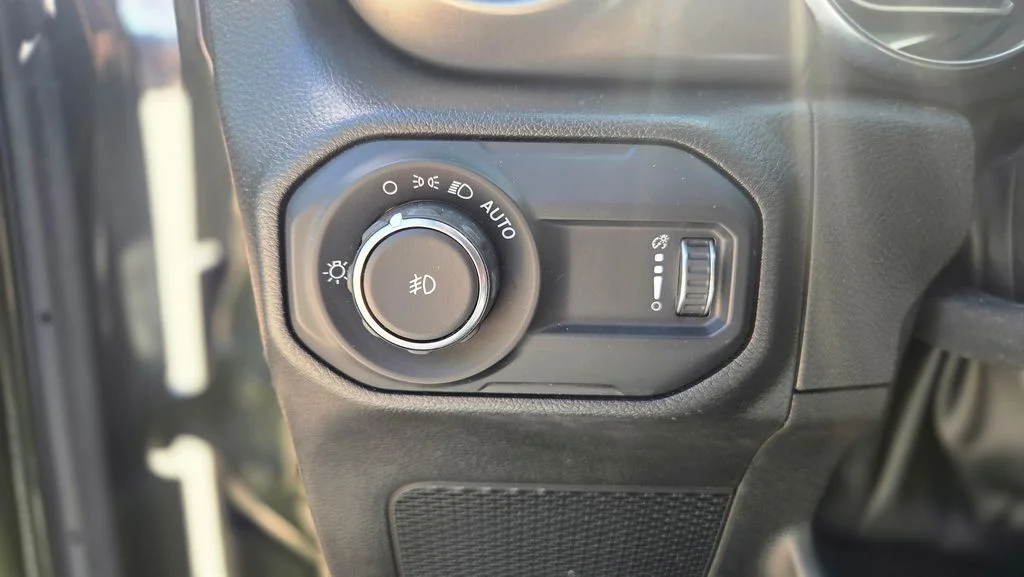 Used 2023 Green Jeep Sport S image 19