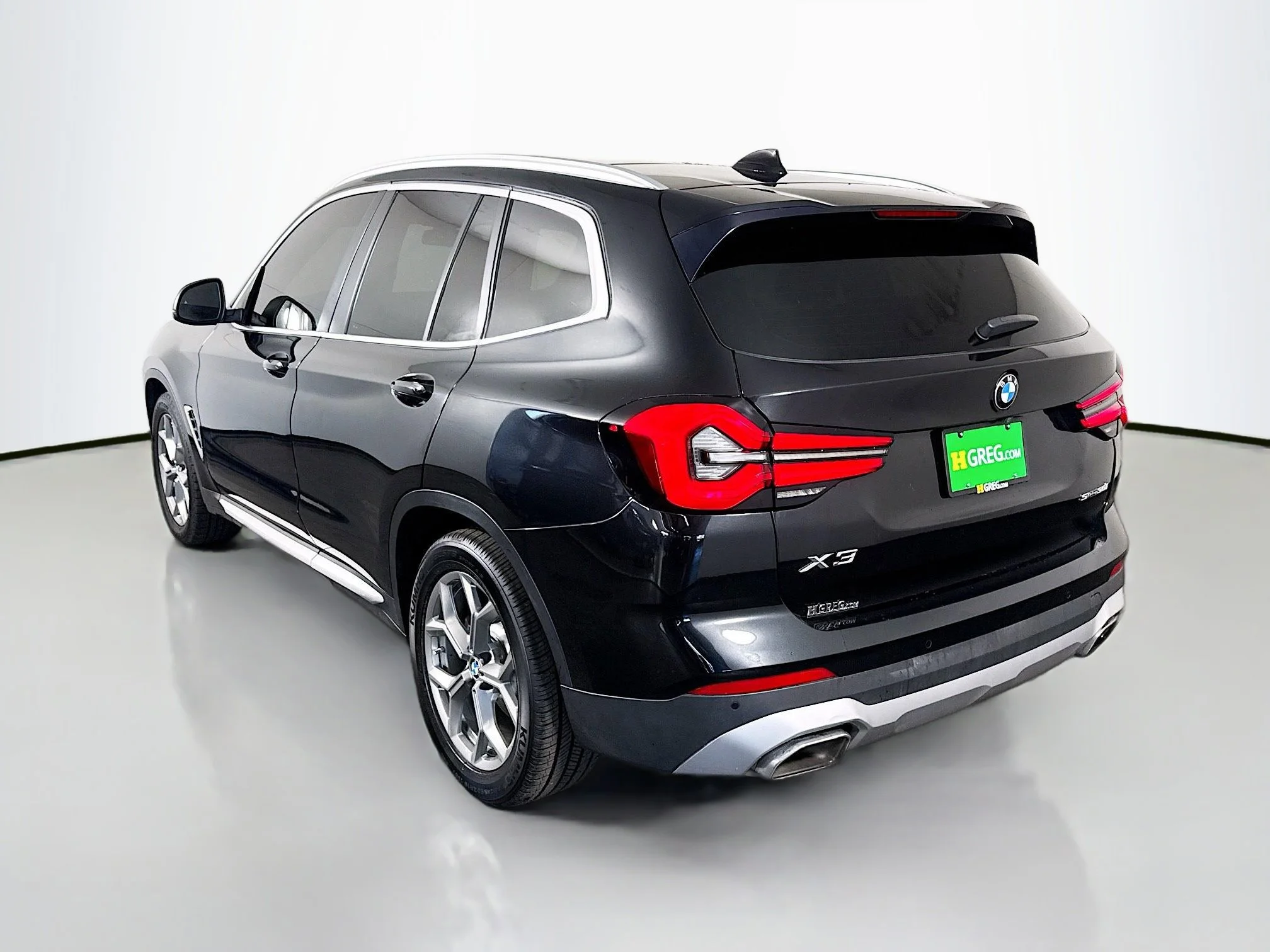 Used 2022 Black Sapphire Metallic BMW sDrive30i image 5