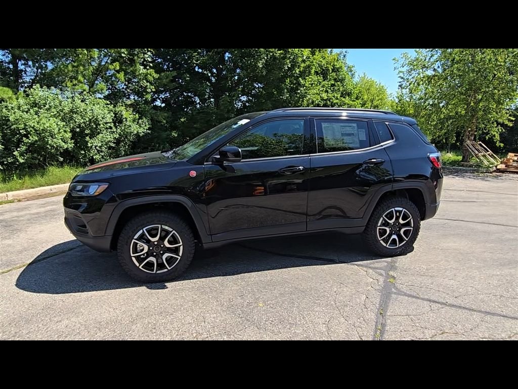 New 2026 Diamond Black Crystal Pearl-Coat Exterior Paint Jeep Trailhawk image 4
