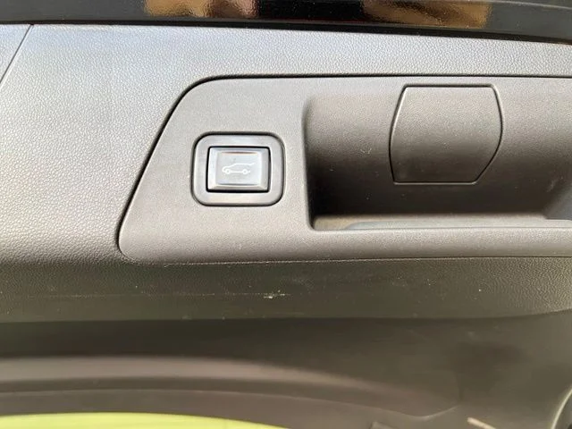 Used 2022 Black Buick Essence image 50