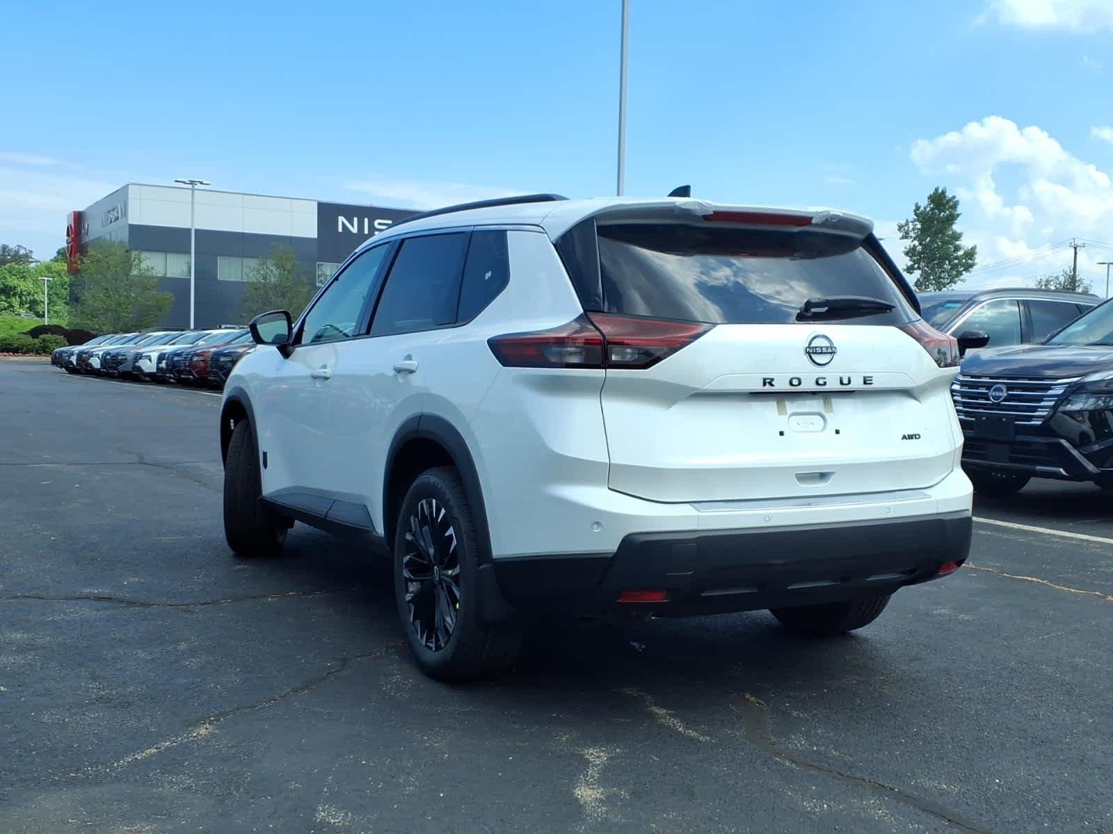 New 2026 Everest White Pearl Tricoat Nissan Dark Armor image 4