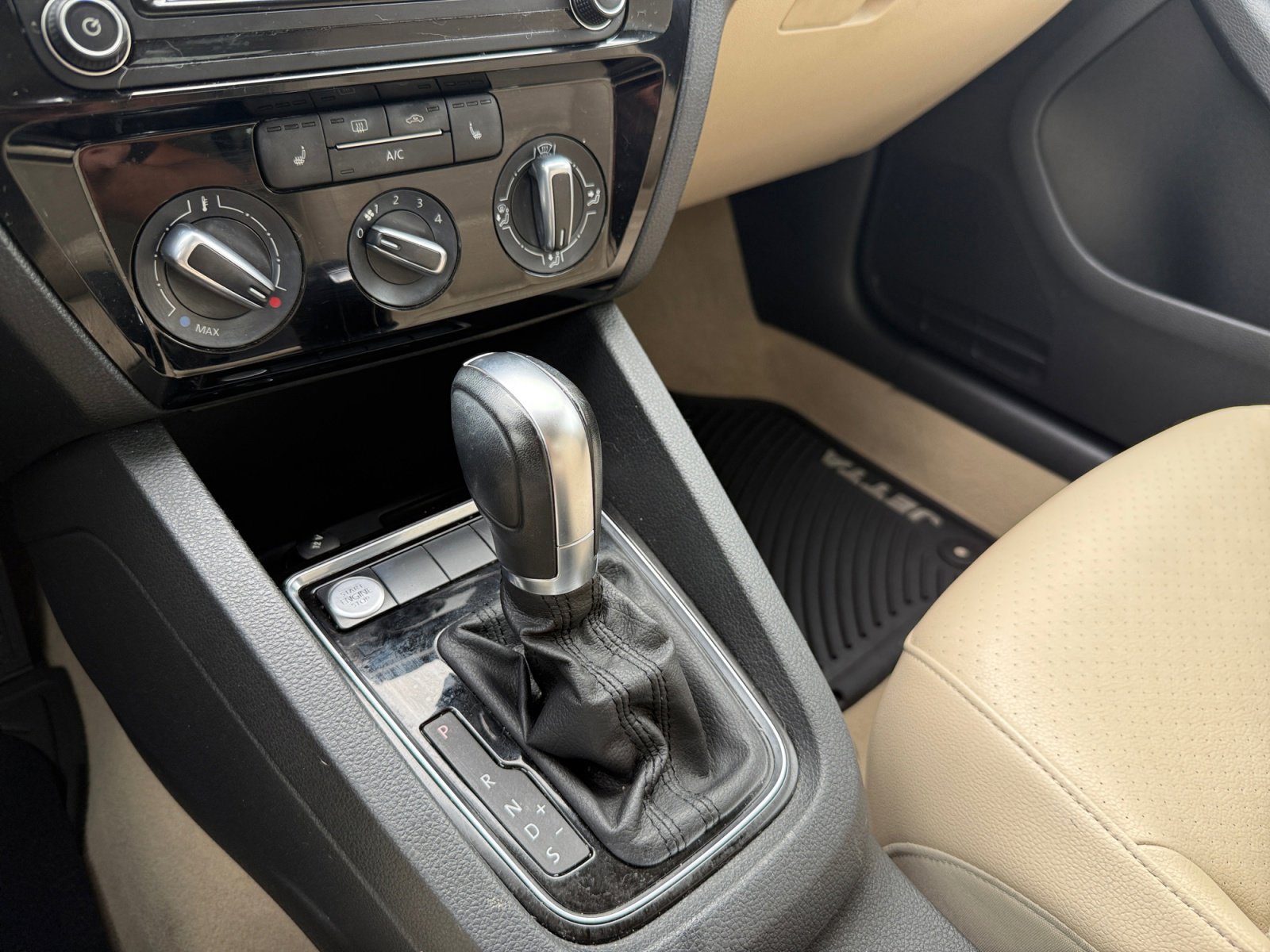 Used 2016  Volkswagen  image 13