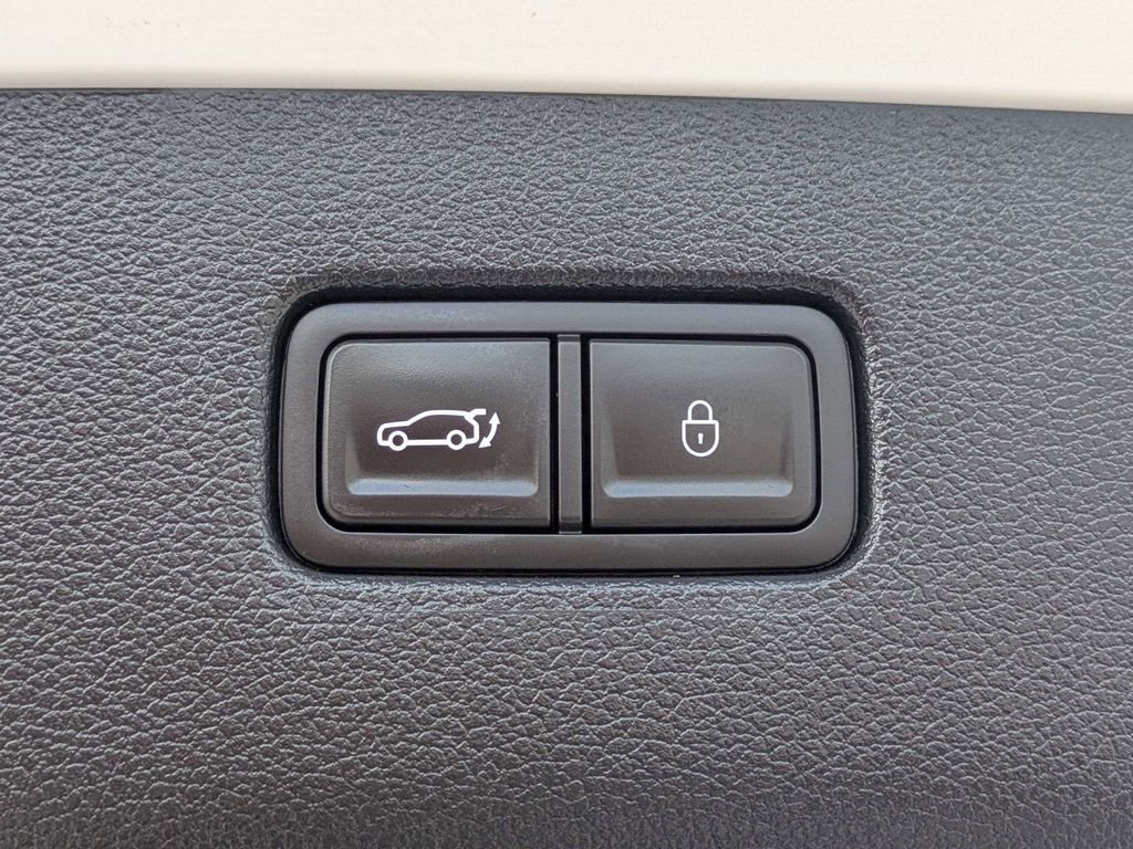 Used 2022 White Genesis 2.5T image 13