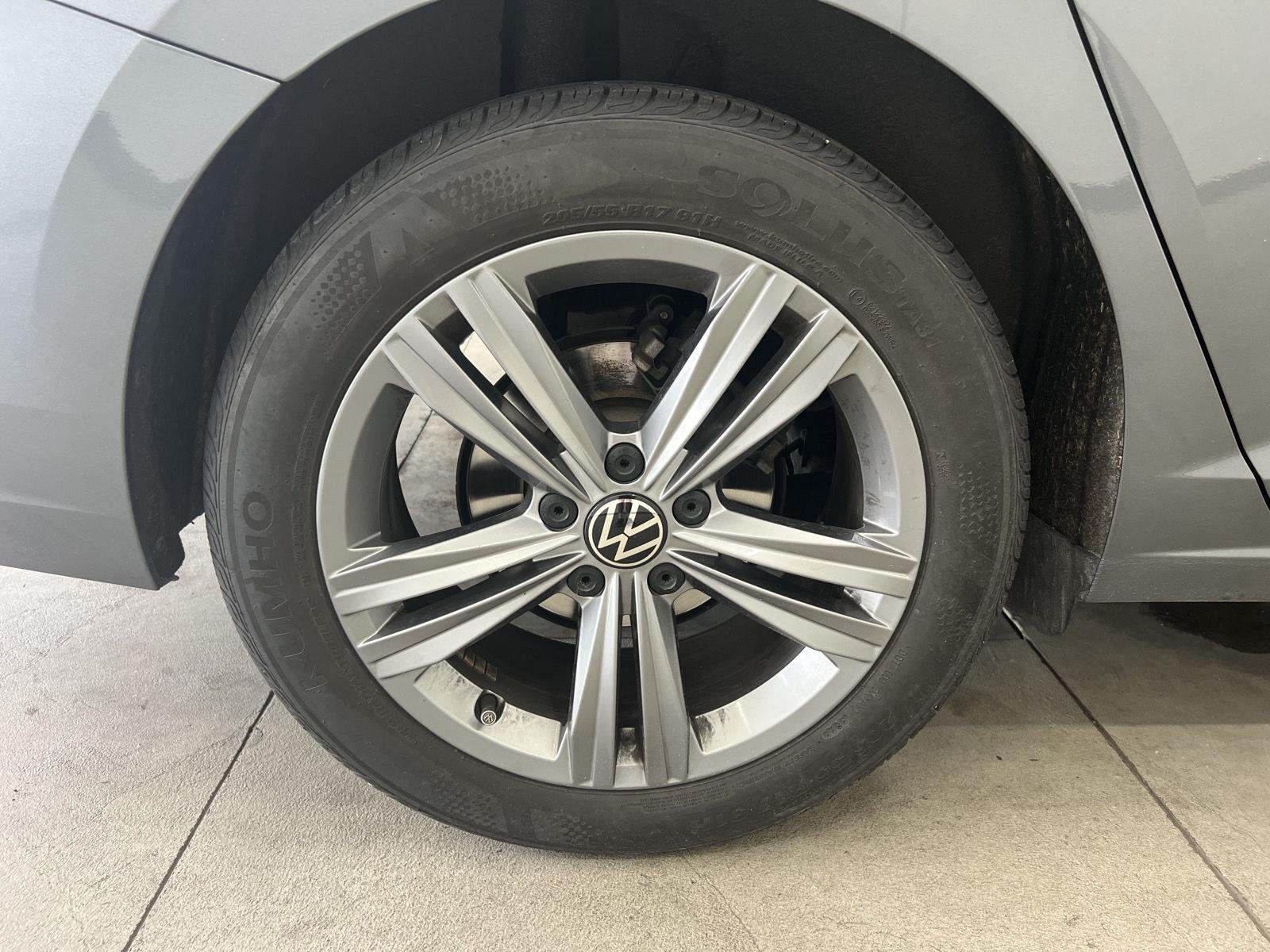Used 2024 Platinum Gray Metallic Volkswagen SE image 9