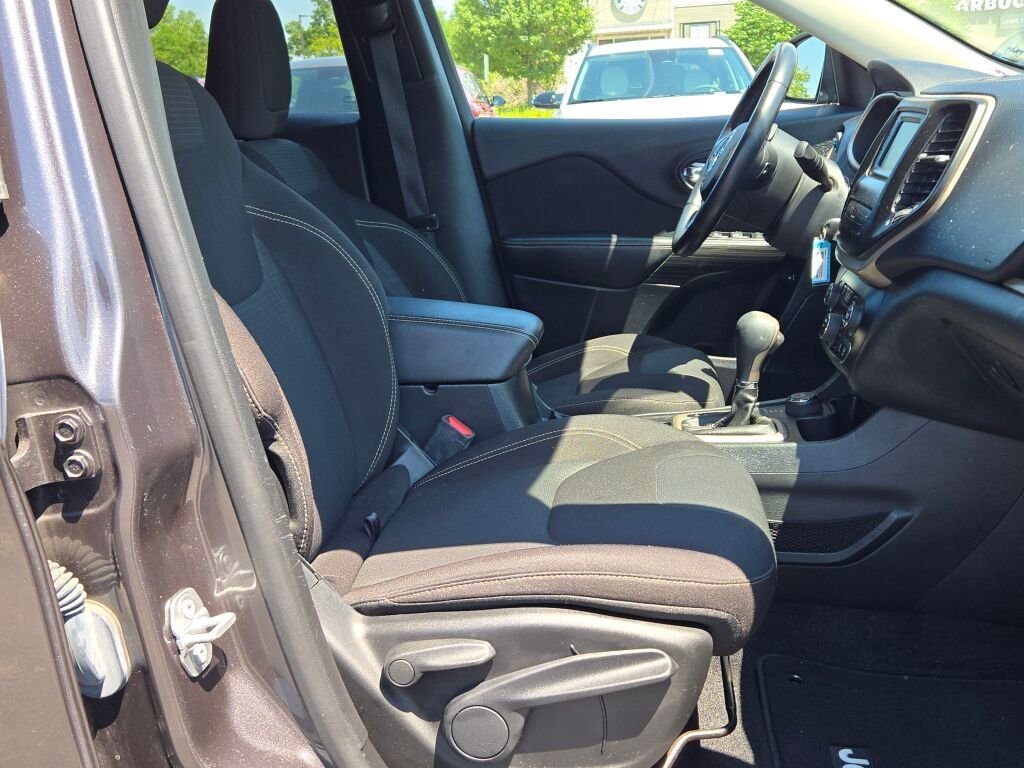 Used 2016 Gray Jeep Latitude image 6