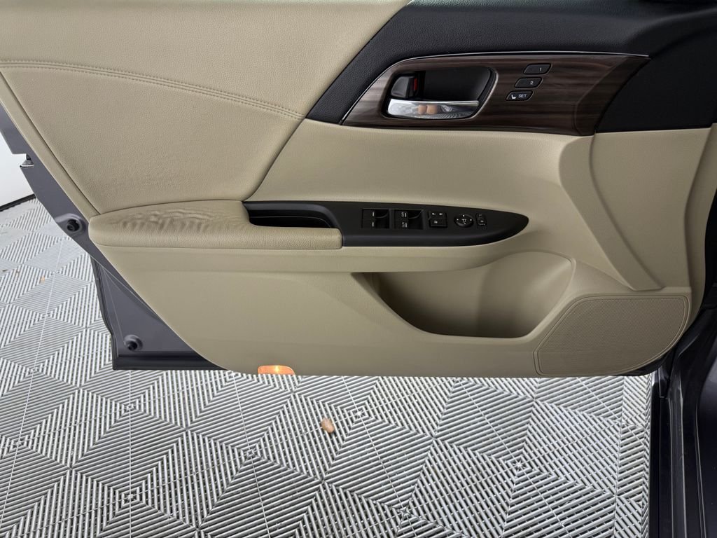 Used 2017 Gray Honda Touring image 9